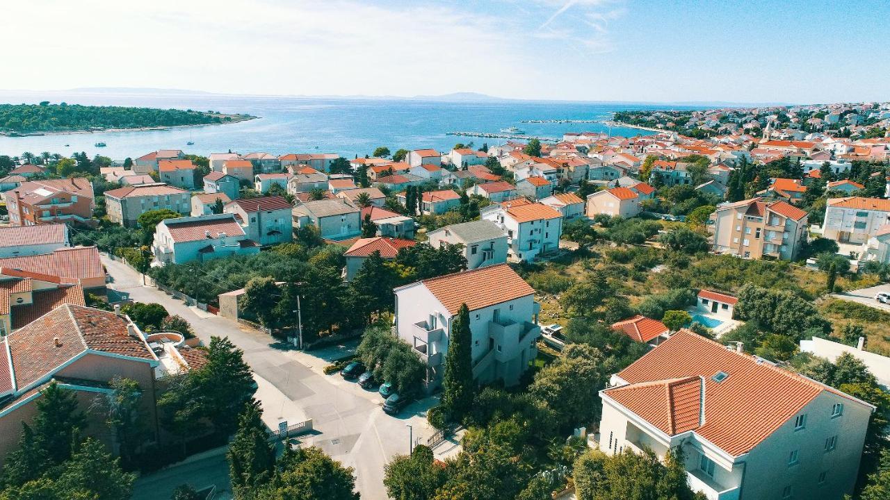 Apartments Lola Novalja Exteriér fotografie